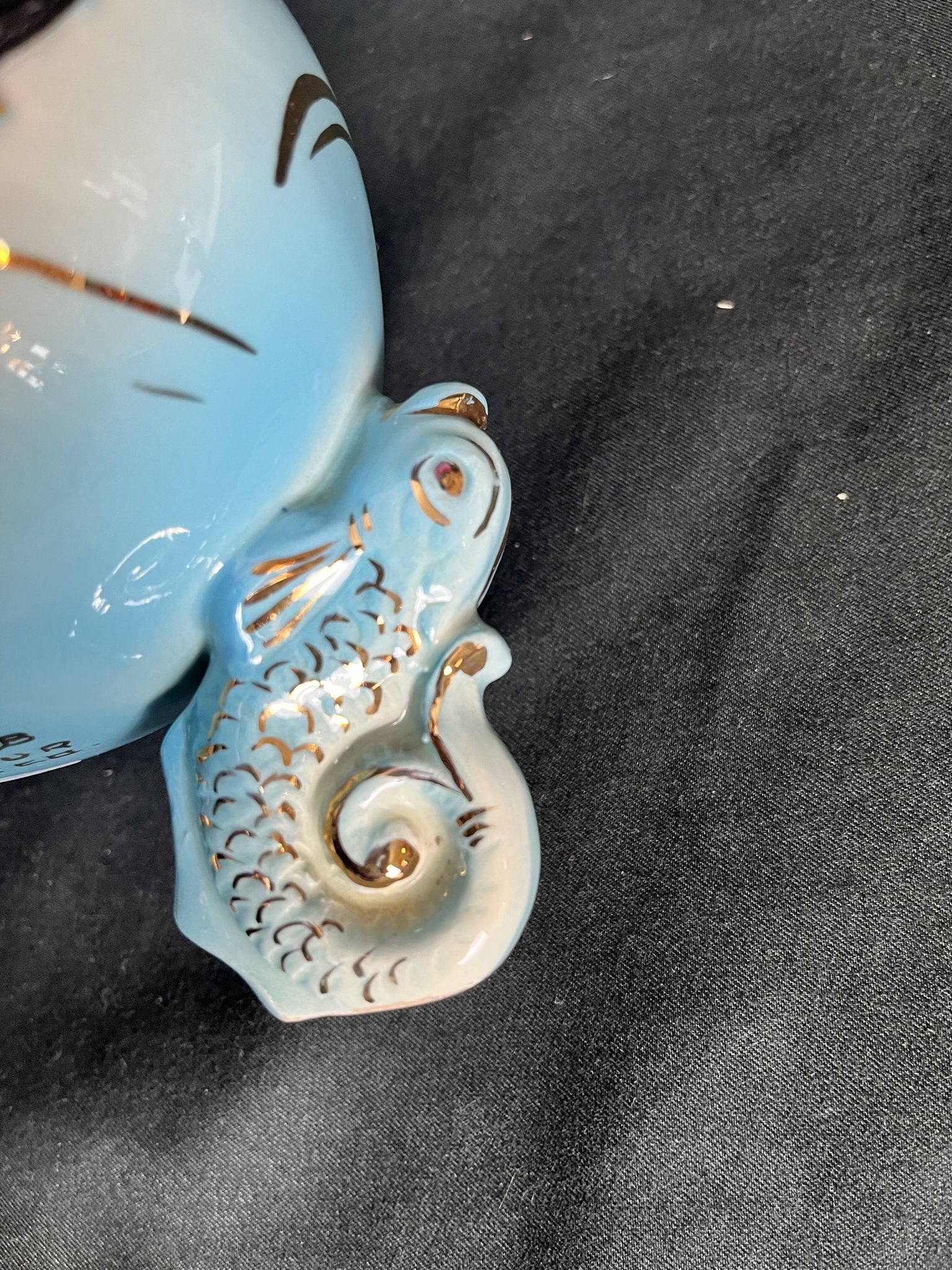 Vase tripode en barbotine émaillée Cerdazur XXème