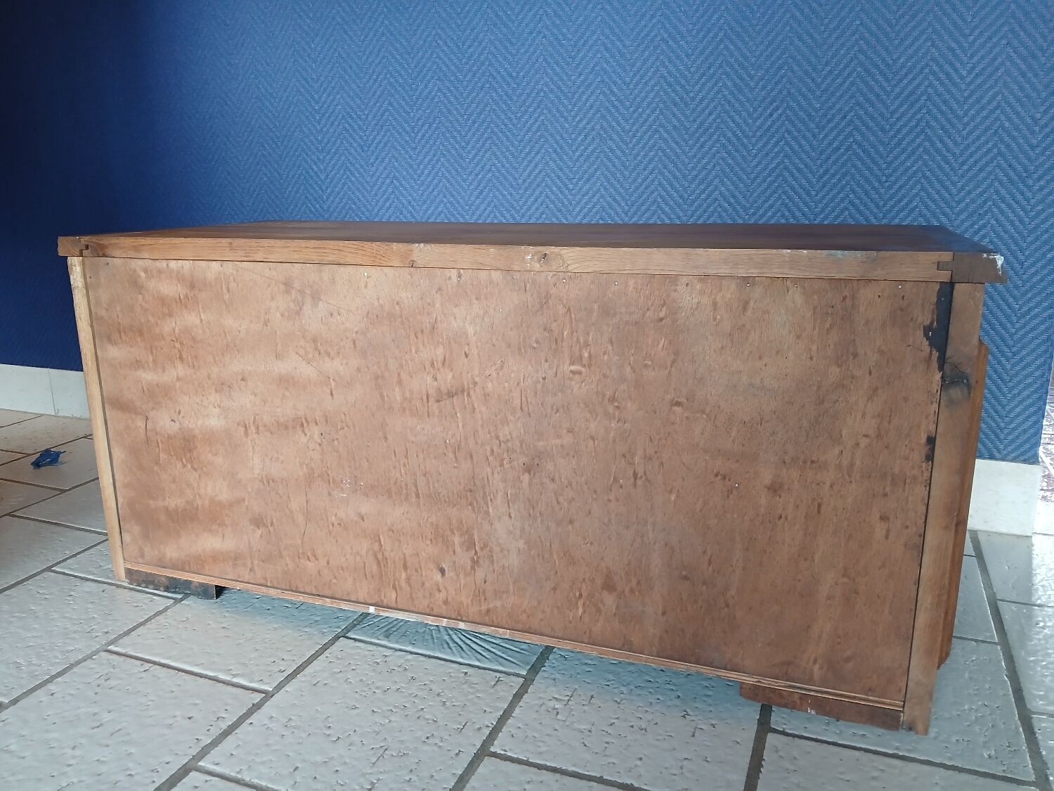 Low oak furniture in the Dudouyt style, with a sculpted front.