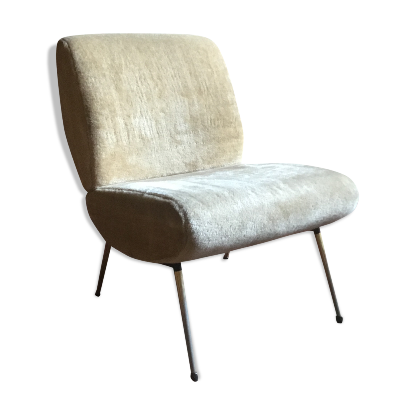 Beige velvet Pelfran Kiss chair