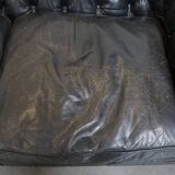 Canapé Chesterfield 2,5 places en cuir de vache noir de style anglais classique