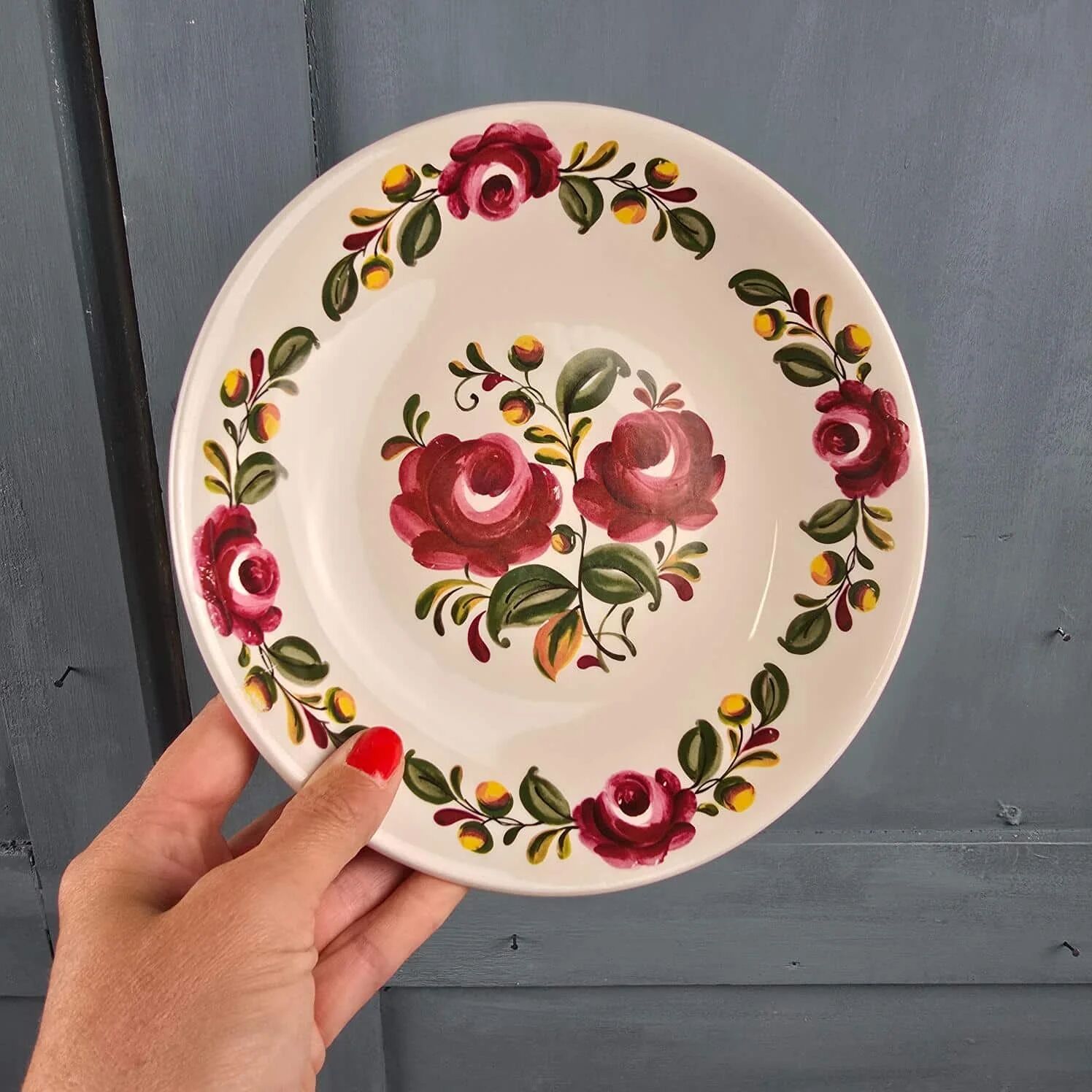 Ensemble de 12 assiettes creuses Moulin des Loups Ottawa – Fleurs bordeaux