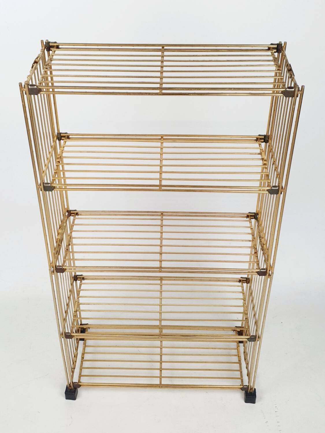 Modular gold metal wire shelf