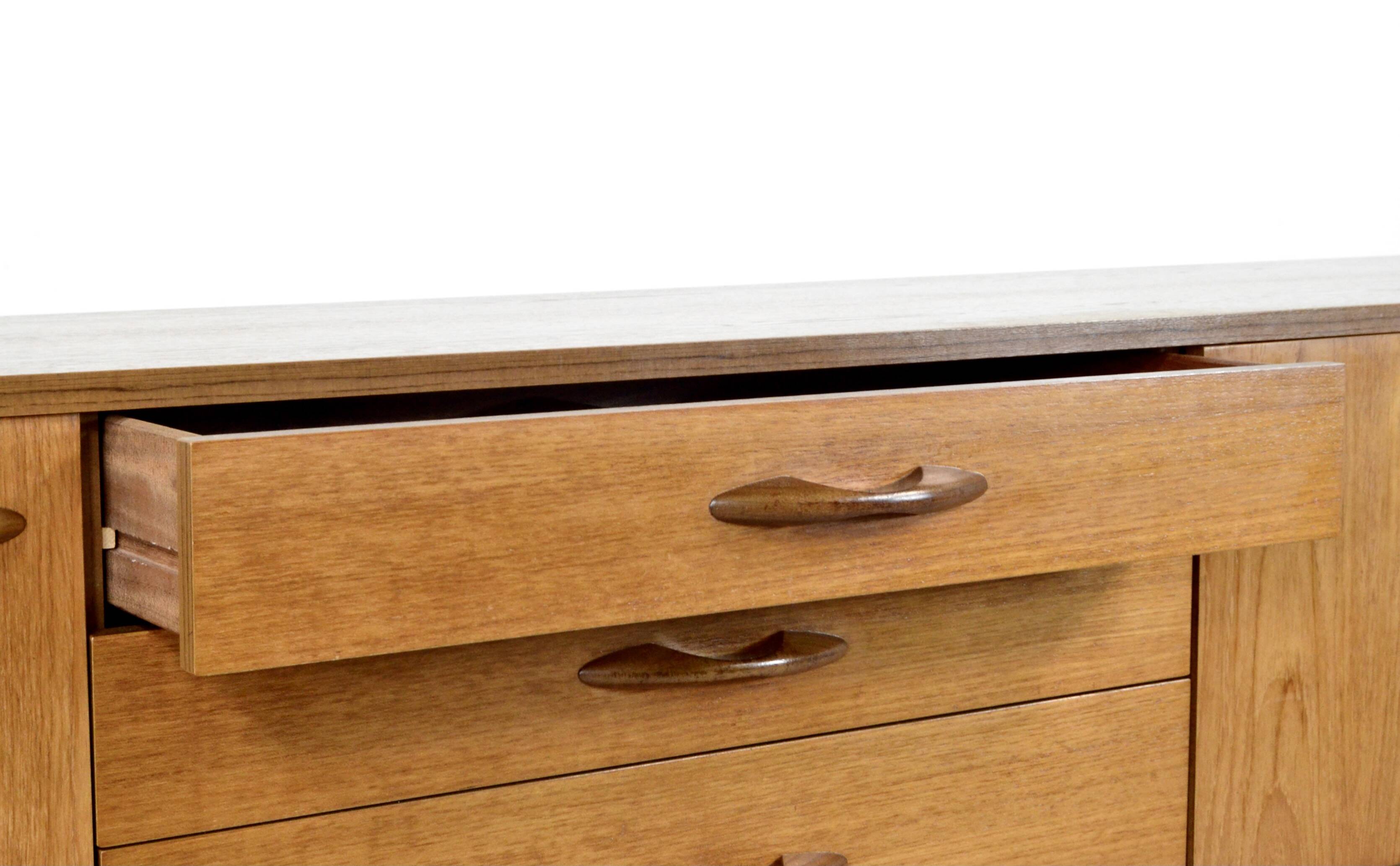 Buffet/table basse en teck « Avalon » du milieu du siècle. Style vintage élégant.