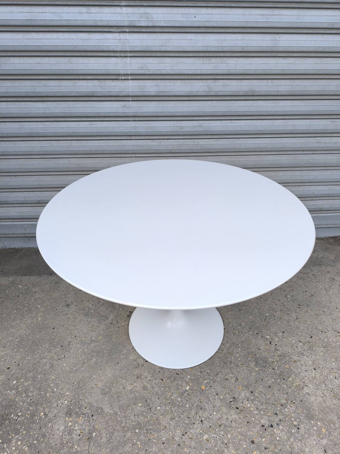 Knoll table by Eero Saarinen