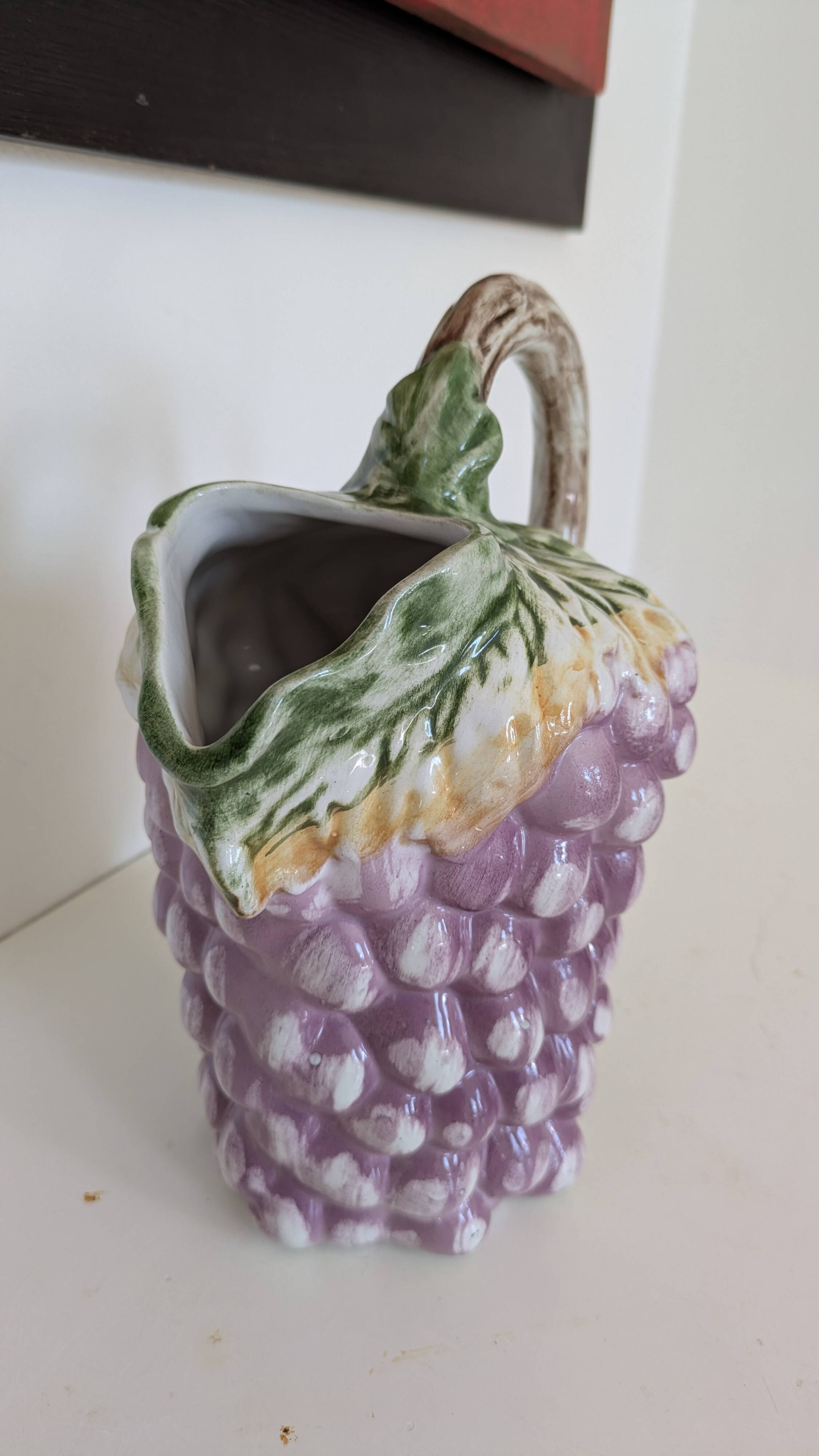 Pichet vintage en barbotine grappe de raisin violette