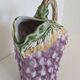 Pichet vintage en barbotine grappe de raisin violette