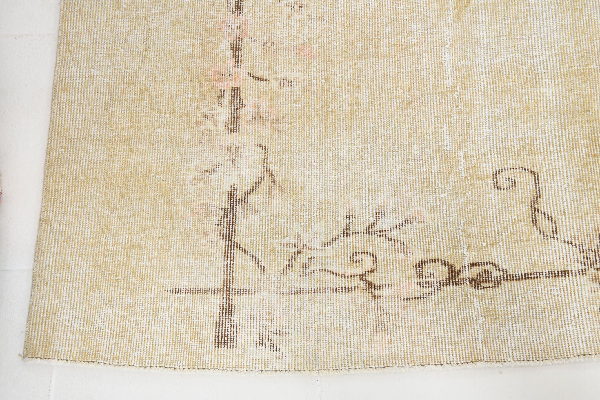 Faded beige classic vintage rug