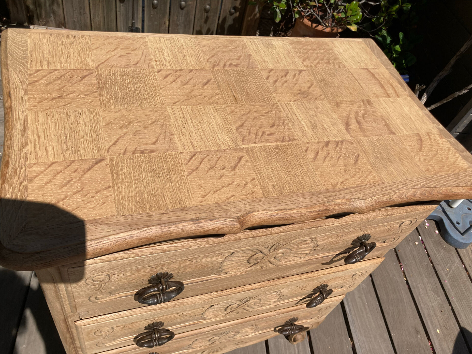 Superb Louis XV chest of drawers in oak ♥️ with mouldings and marquetry top.