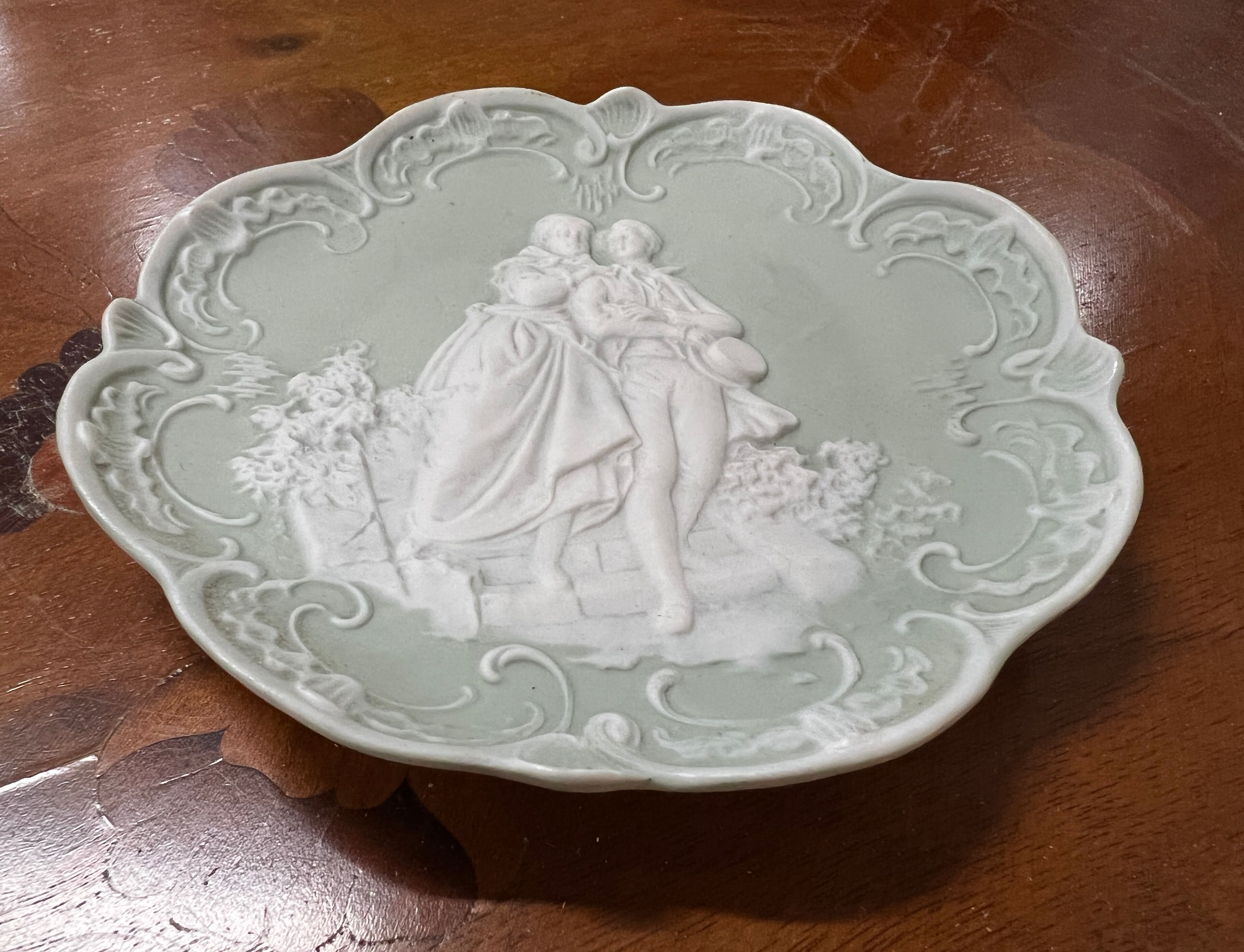 Pair of 2 decorative biscuit plates