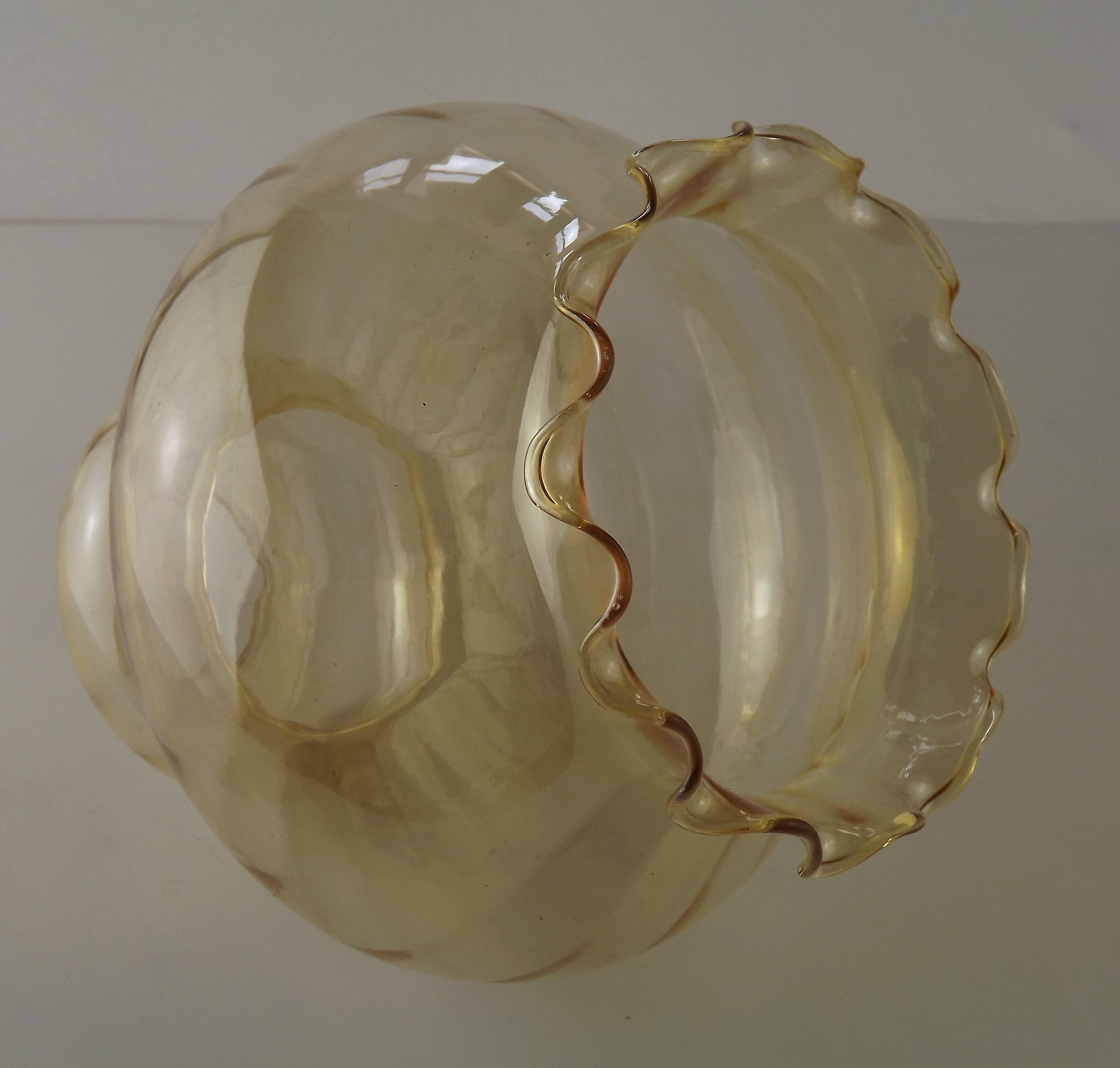 Grand abat-jour en verre ambré du milieu du siècle avec effet nervuré et bord festonné