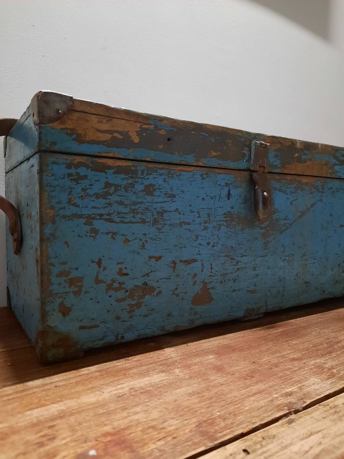 Malle ancienne en bois patinée bleue