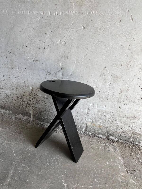 Chaise pliante Suzy d'Adrian Reed — Chaise pliante minimaliste en bois brun, style milieu du siècle, piètement compact en X