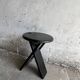 Chaise pliante Suzy d'Adrian Reed — Chaise pliante minimaliste en bois brun, style milieu du siècle, piètement compact en X
