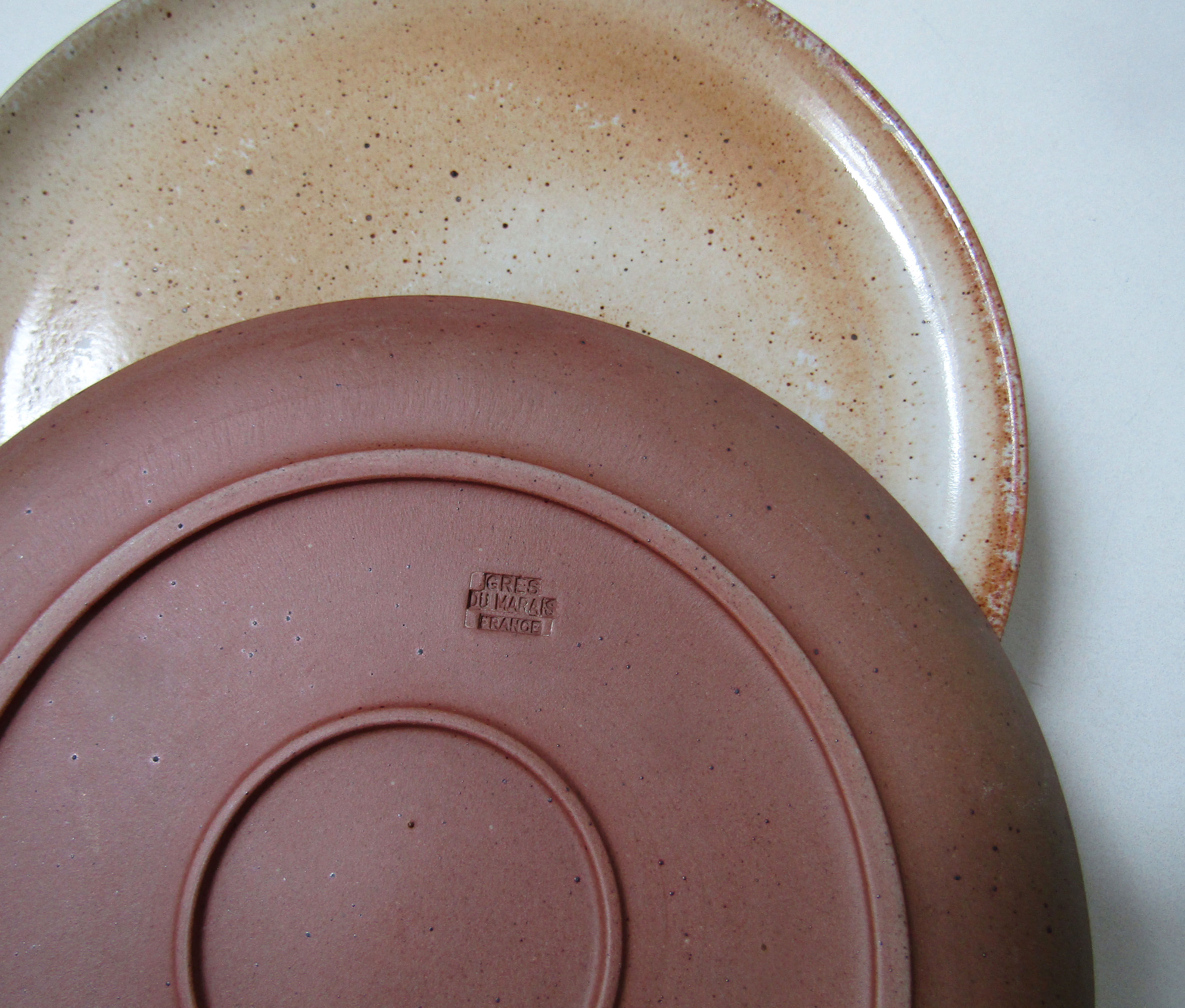 9 assiettes plates en grès du marais