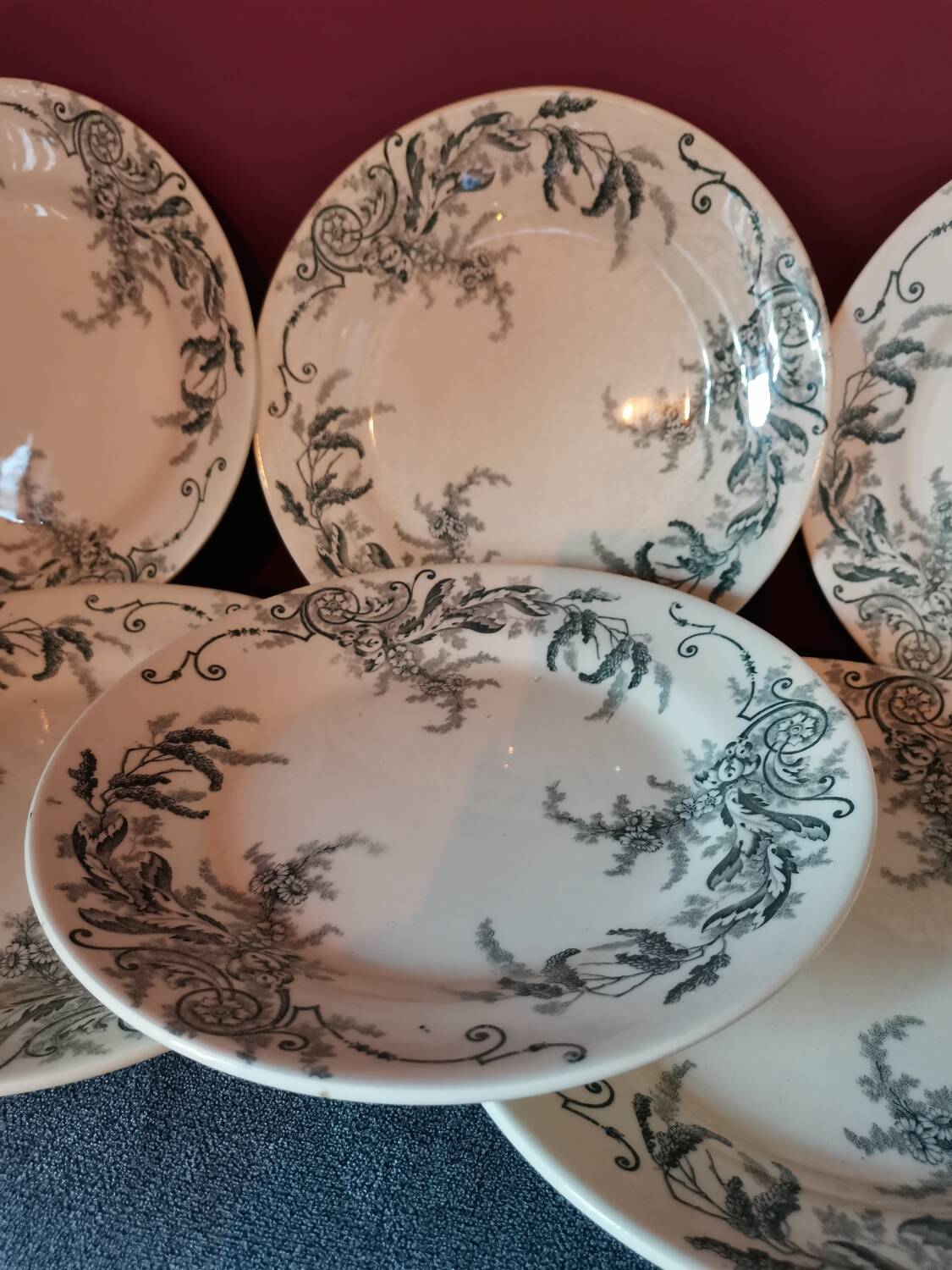 Arabesque Plates Terre de Fer