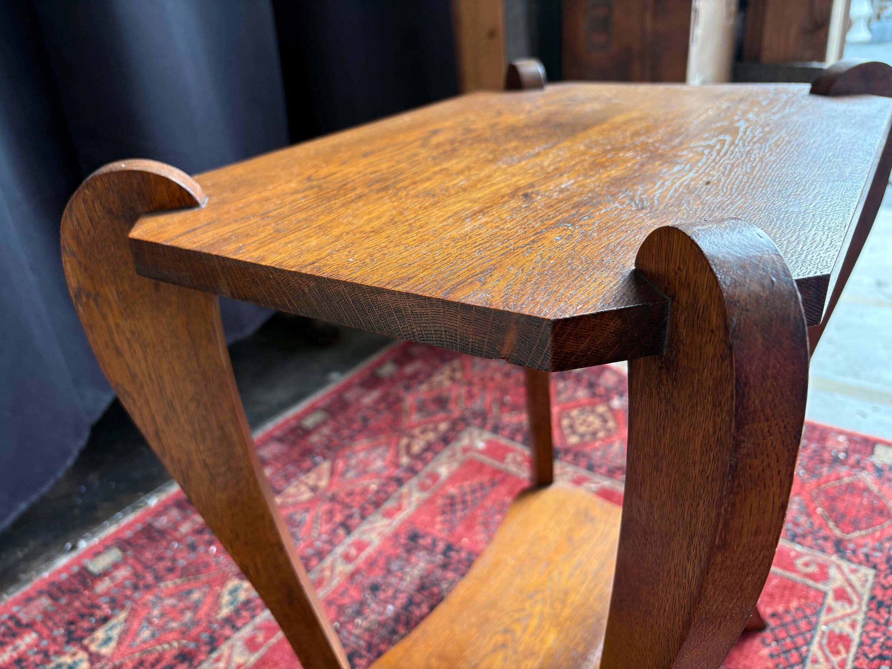 Table d’appoint vintage en chêne courbé – design années 1930-40