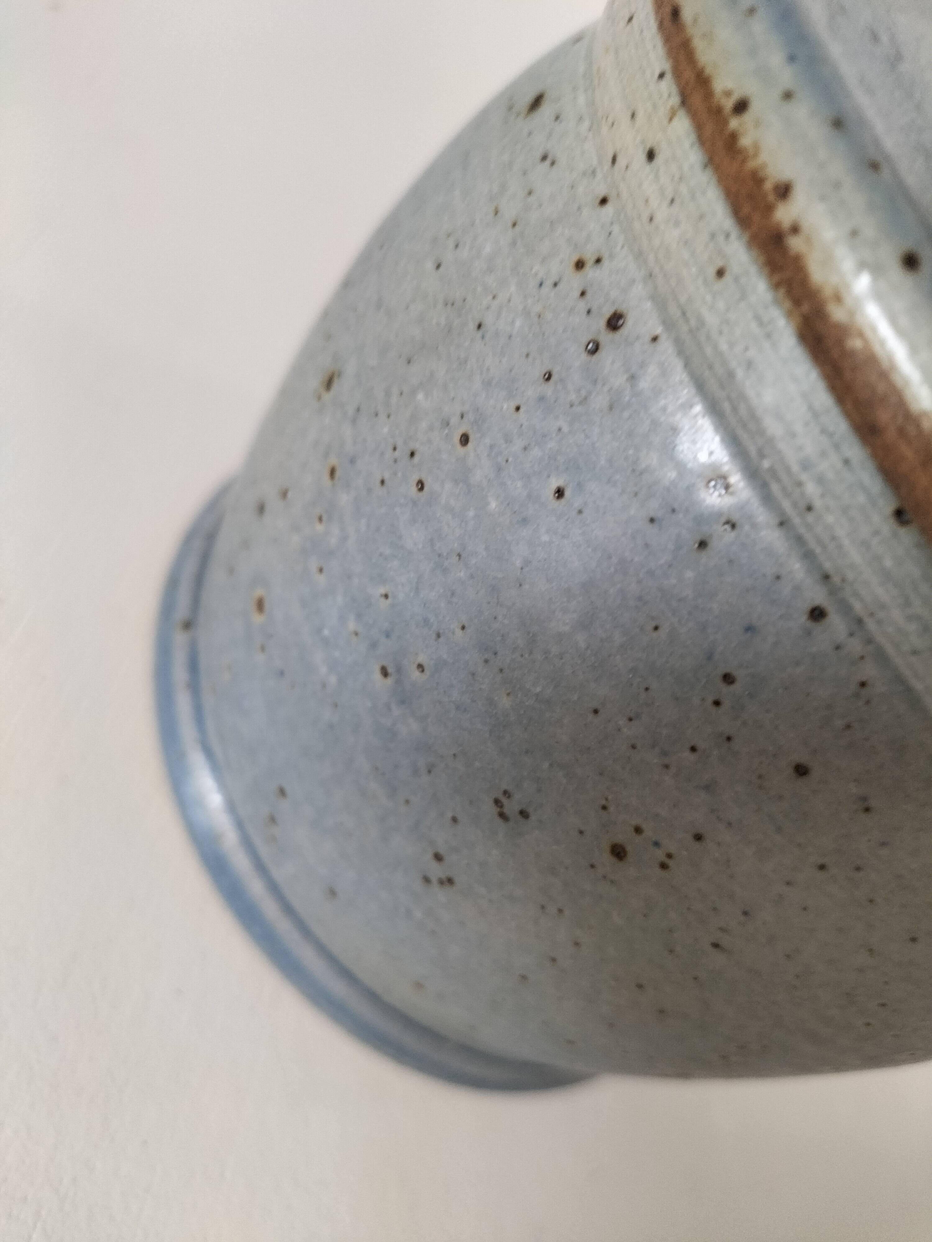 Beurrier à eau en grès artisanal bleu-gris moucheté
