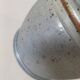 Beurrier à eau en grès artisanal bleu-gris moucheté