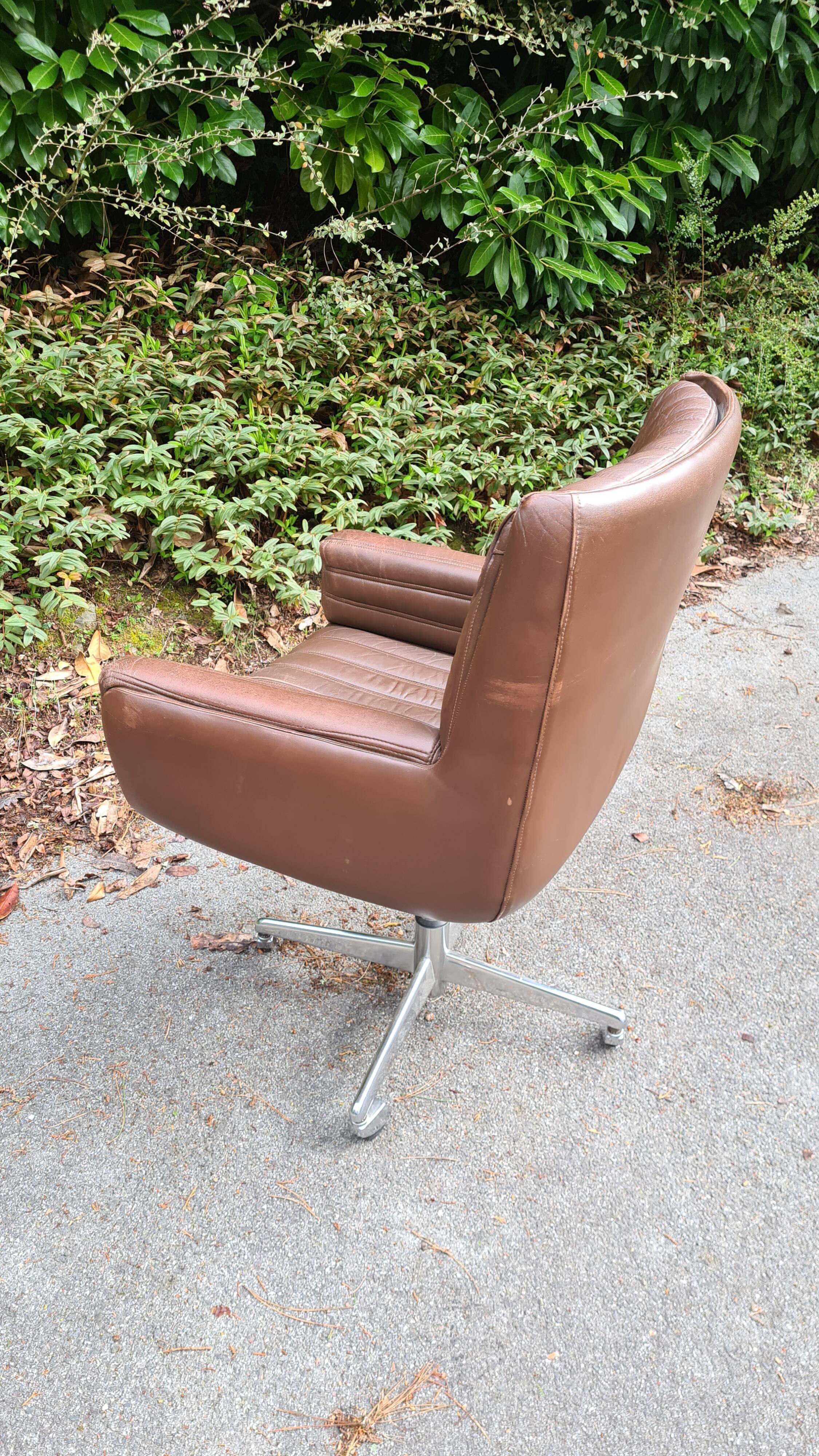 Brown leather office chair 80s