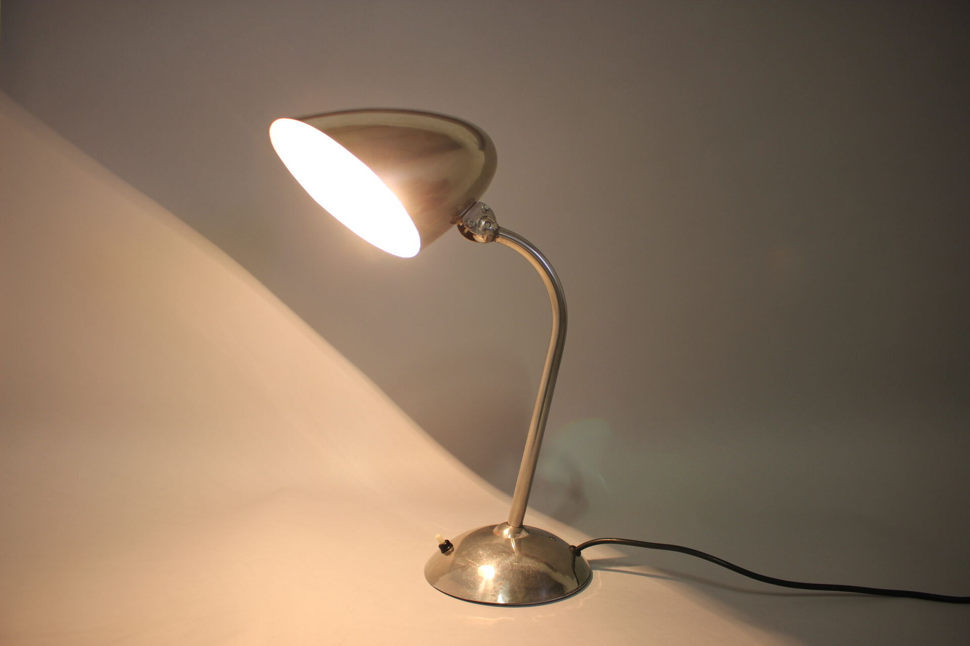 Lampe de table fonctionnaliste Tchécoslovaquie années 1930