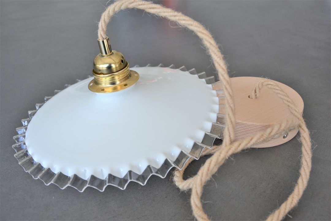 Pleated opaline suspension and jute cord