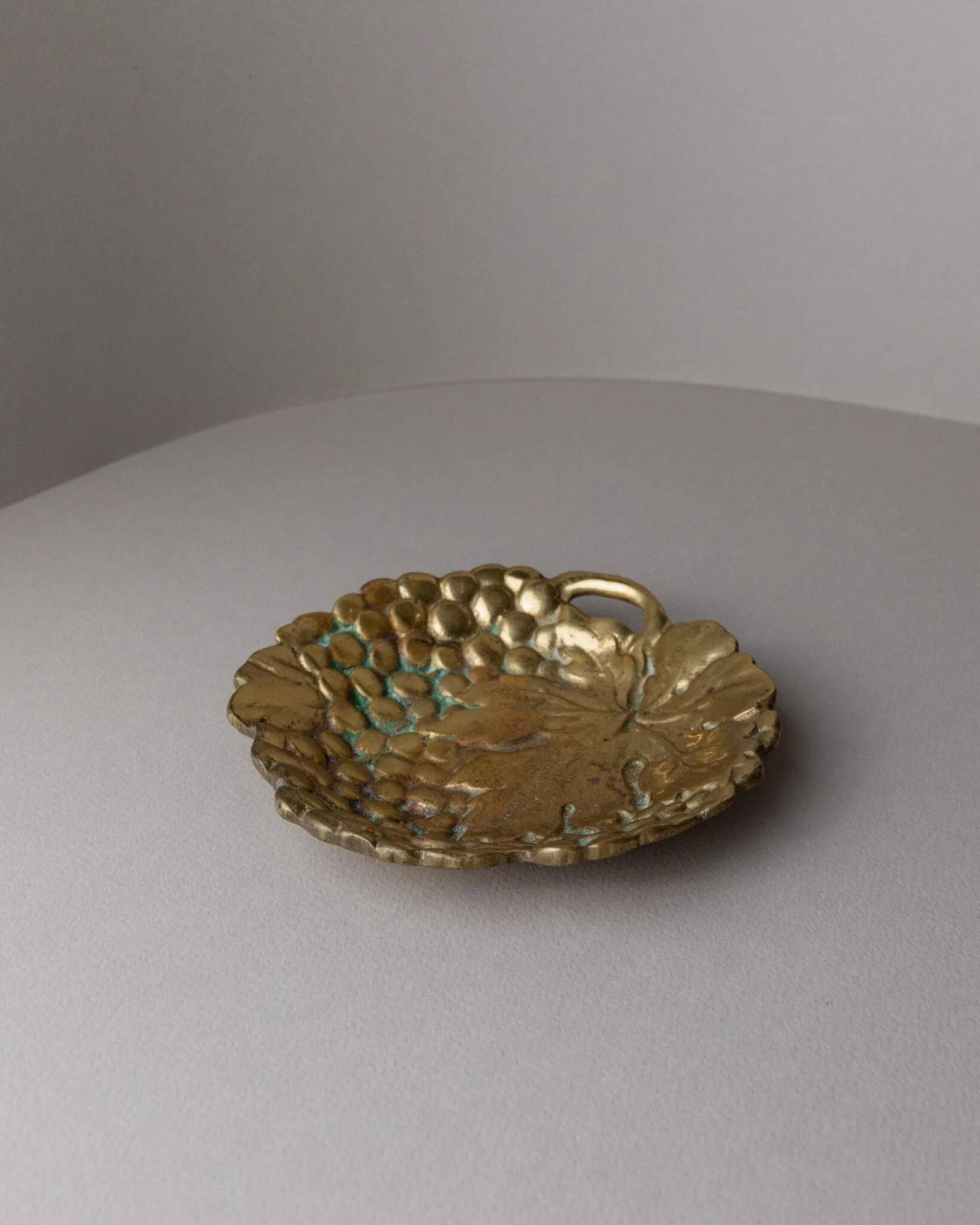 Vintage brass ashtray - cluster structure - Italy 1960s - metal art, timeless design - elegant table decoration, perfect gift idea