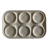 Plat en barbotine blanche faience de Gien 1970