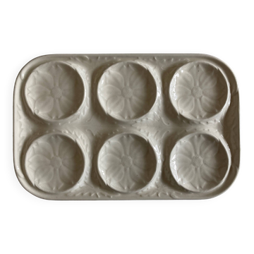Plat en barbotine blanche faience de Gien 1970