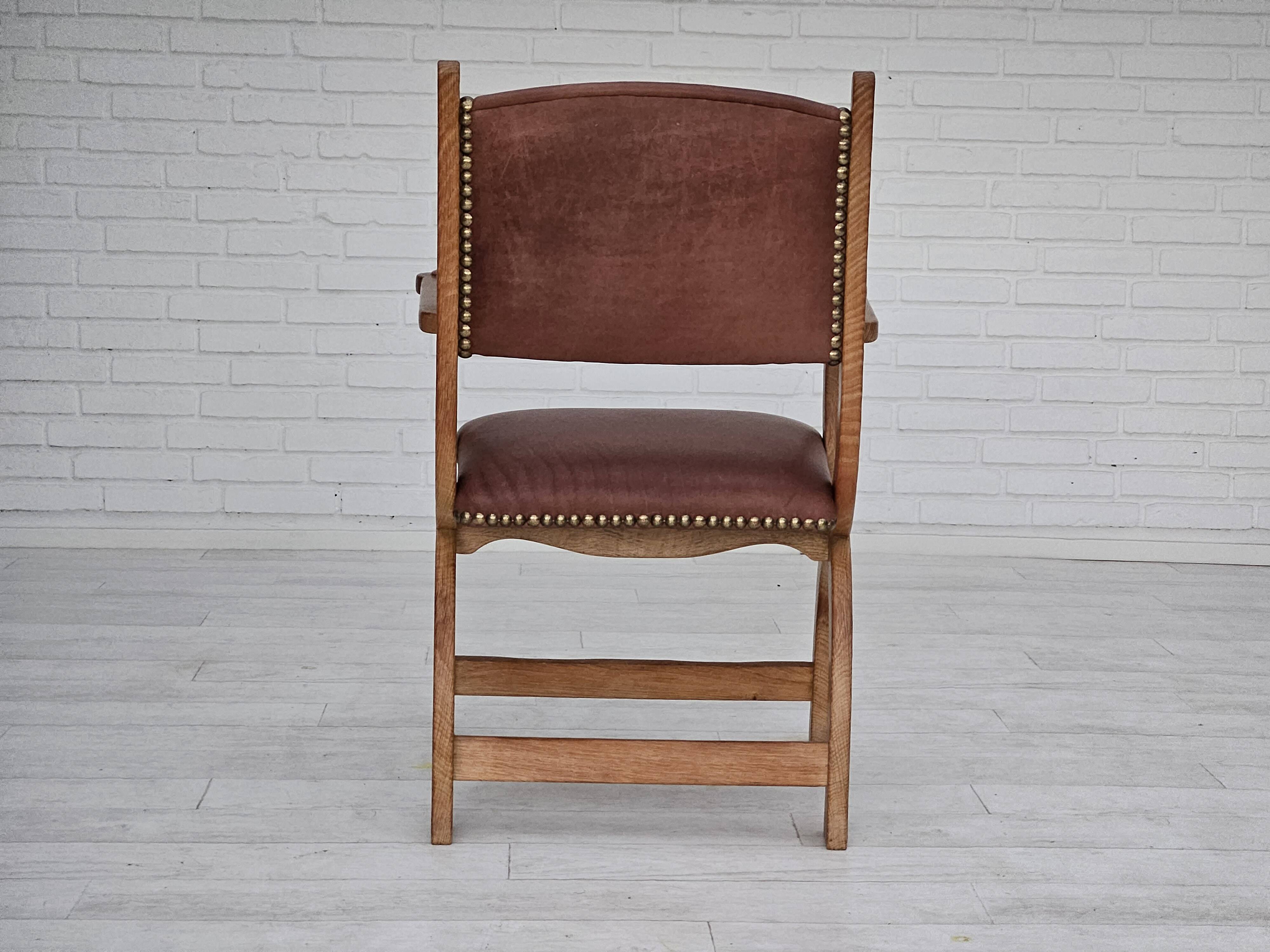 Années 1950, design danois, fauteuil retapissé, cuir marron naturel, bois de chêne.