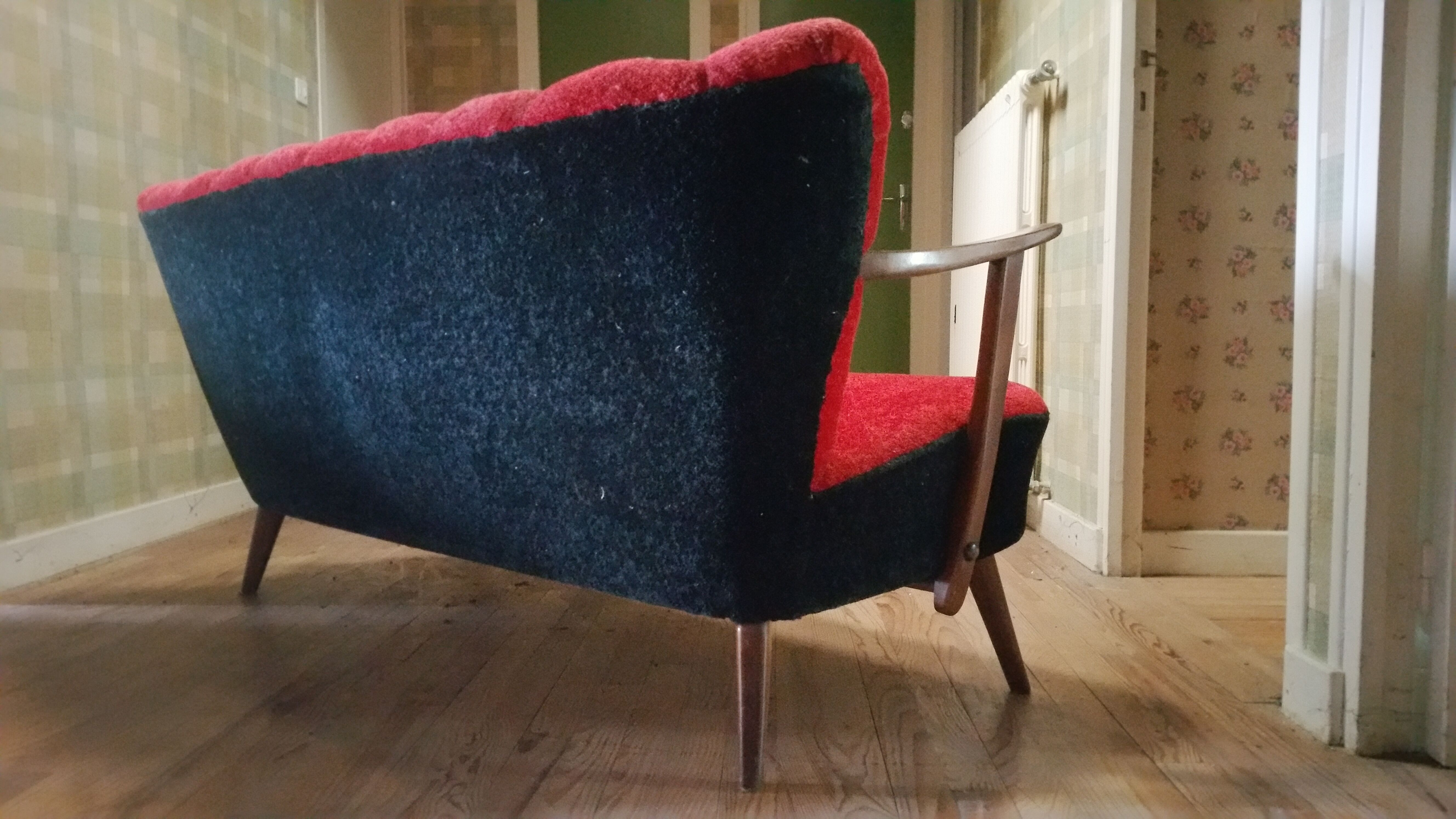 Scandinavian cocktail sofa red bi color, years 50 60 plush red black