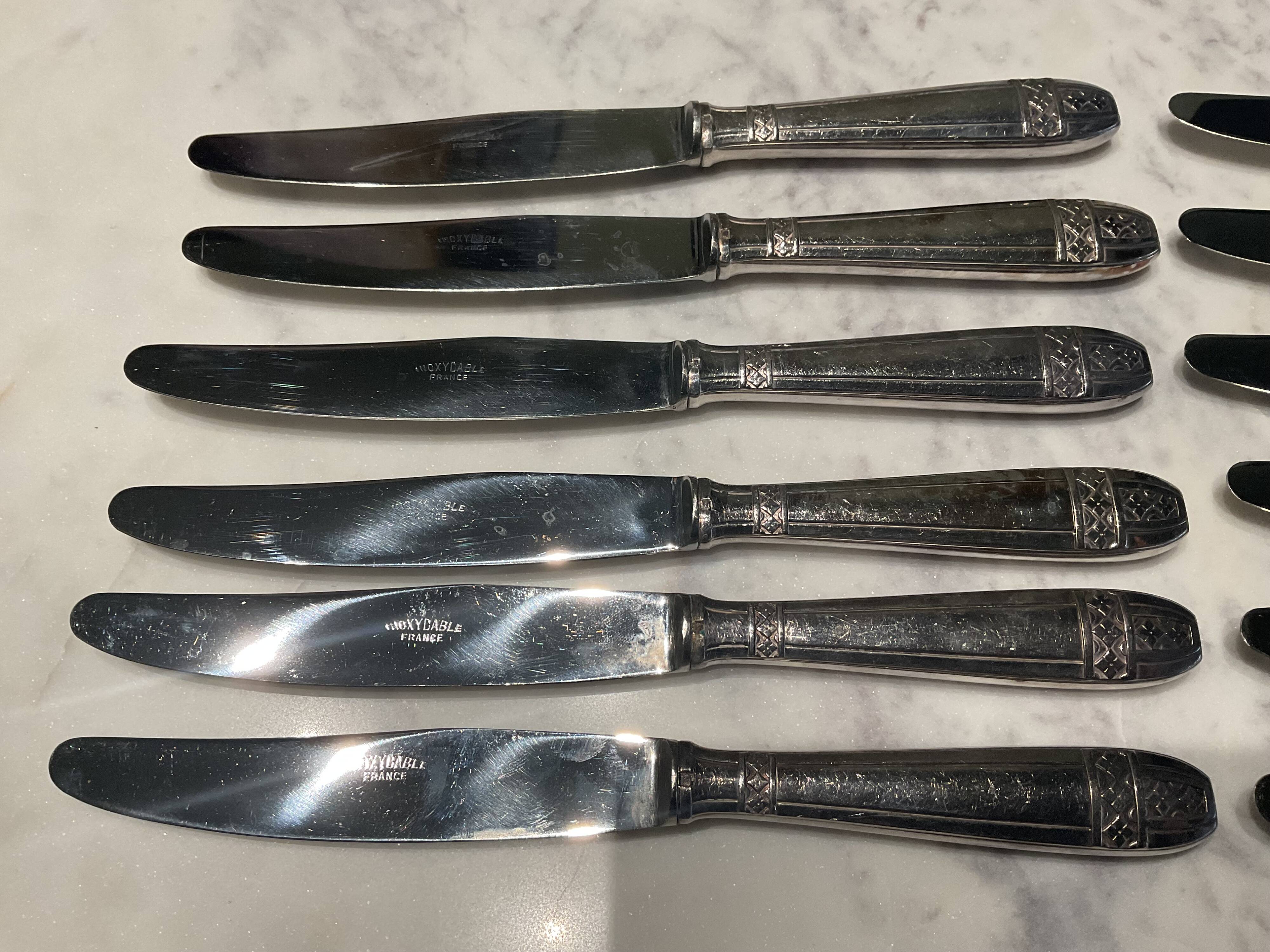 12 couteaux . métal argenté . art deco