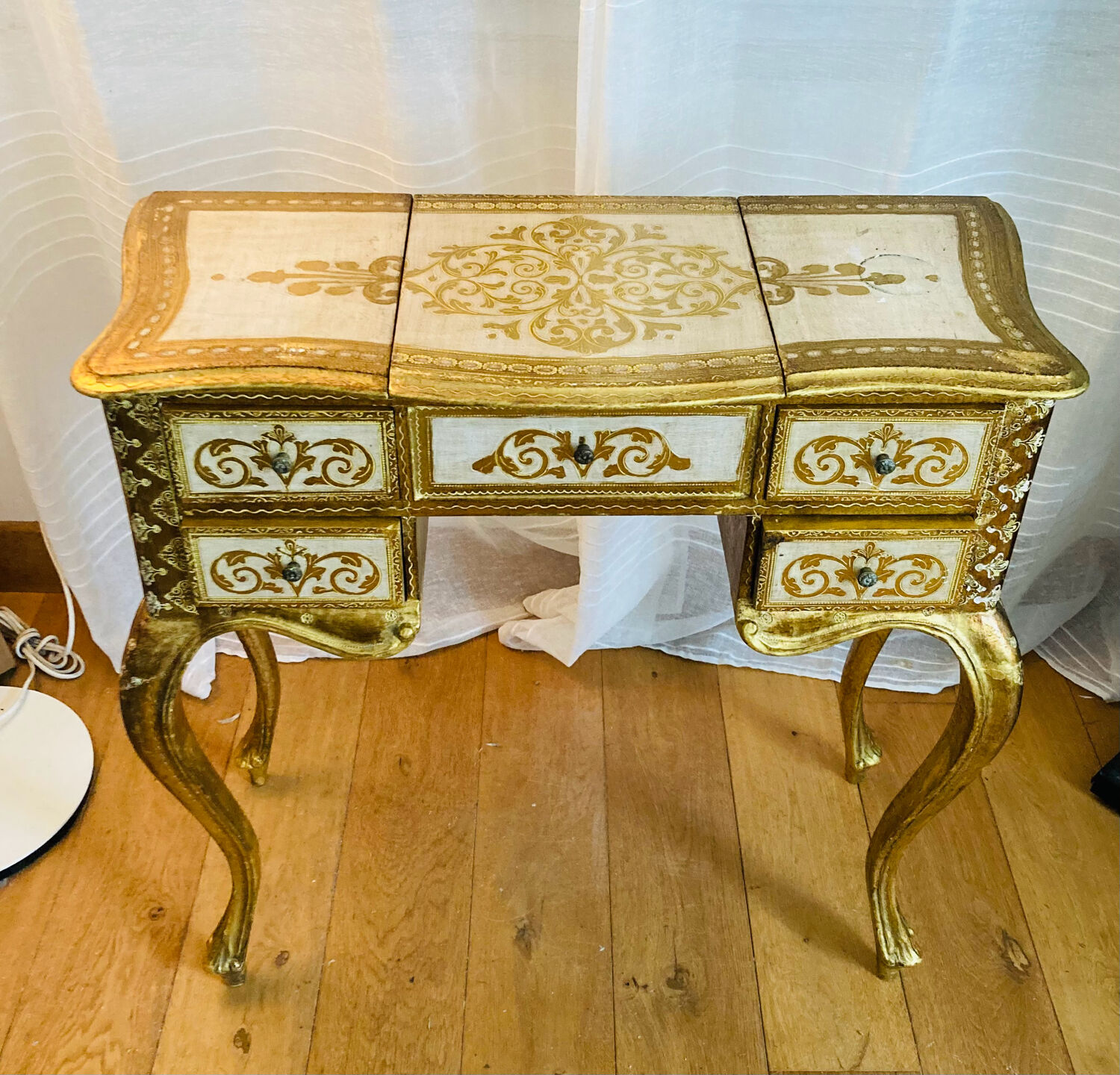 Venetian dresser from the 1960s/70s in carved wood with floral motifs.