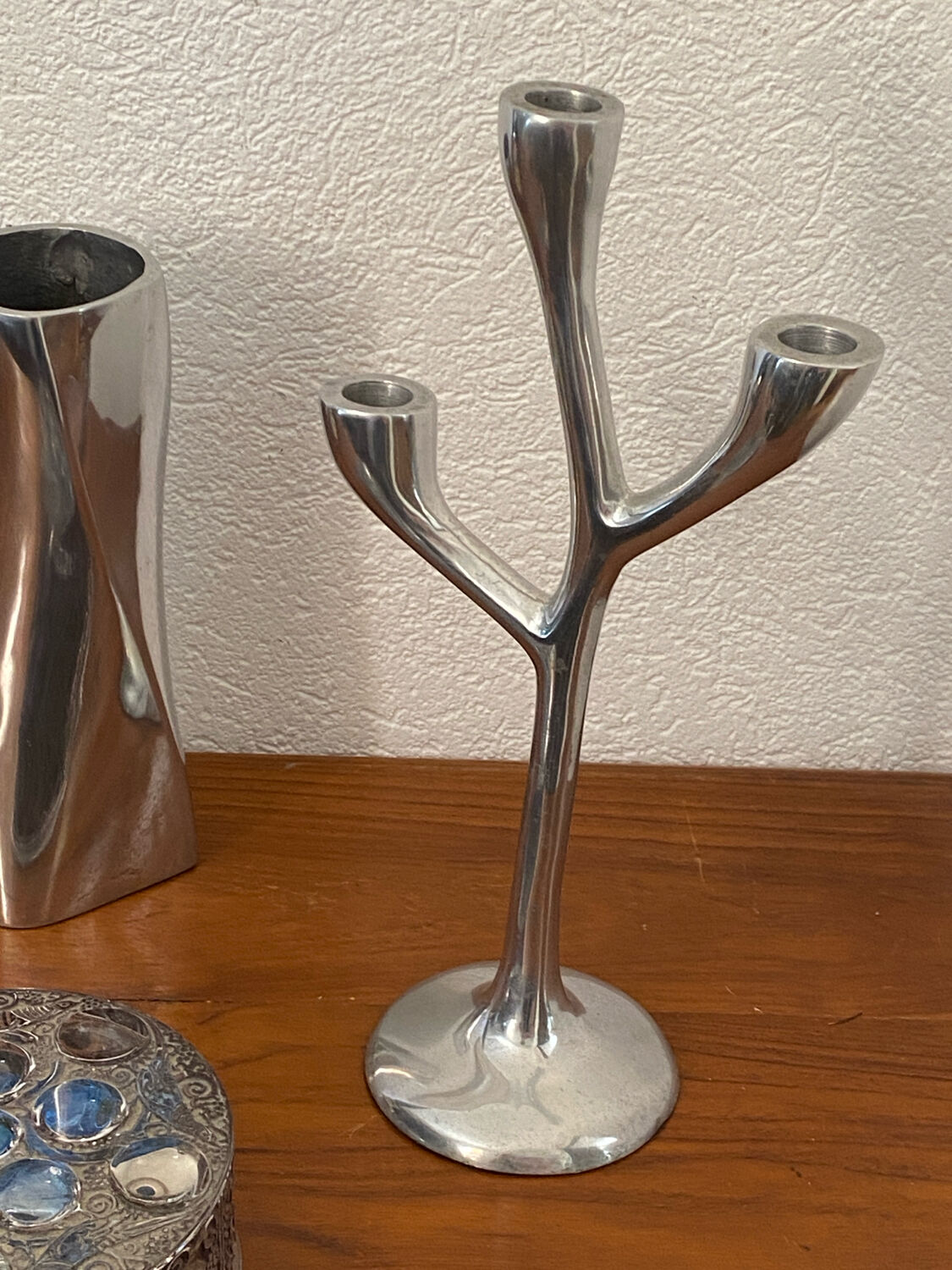 Organic-shaped cast aluminium candlestick