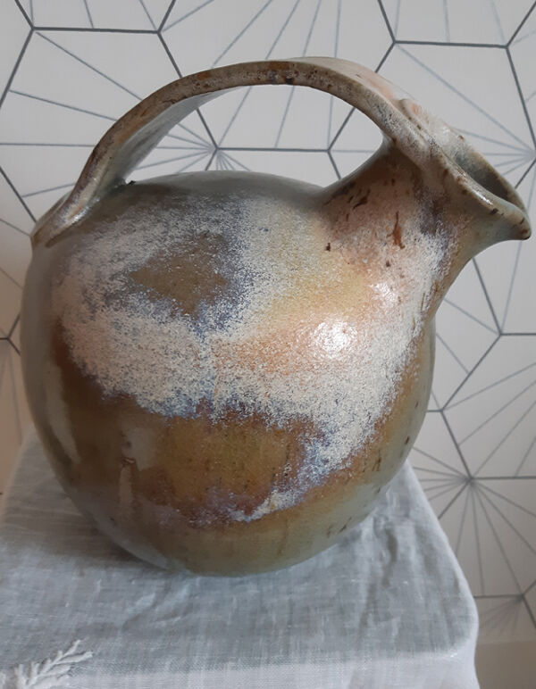 Cruche ronde originale en faïence.