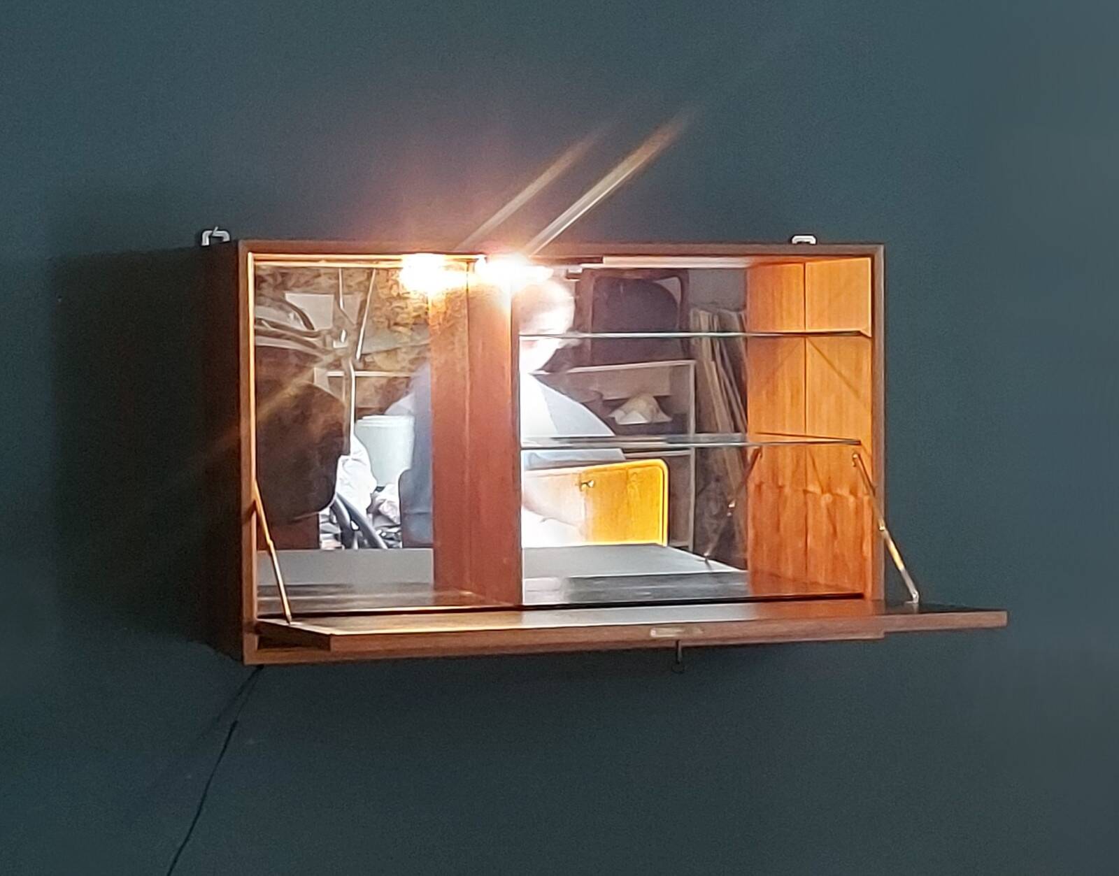 Meuble en teck, barre suspendue, Danemark 1960