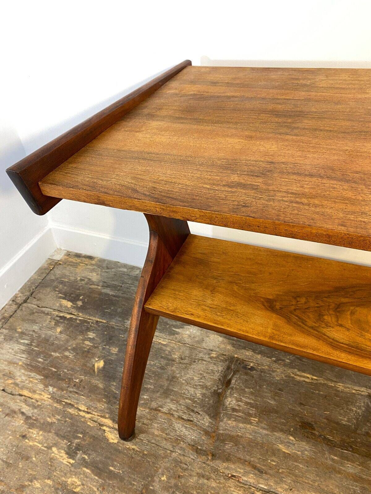 Table d'appoint sculpturale sur roulettes, bois massif, années 1950
