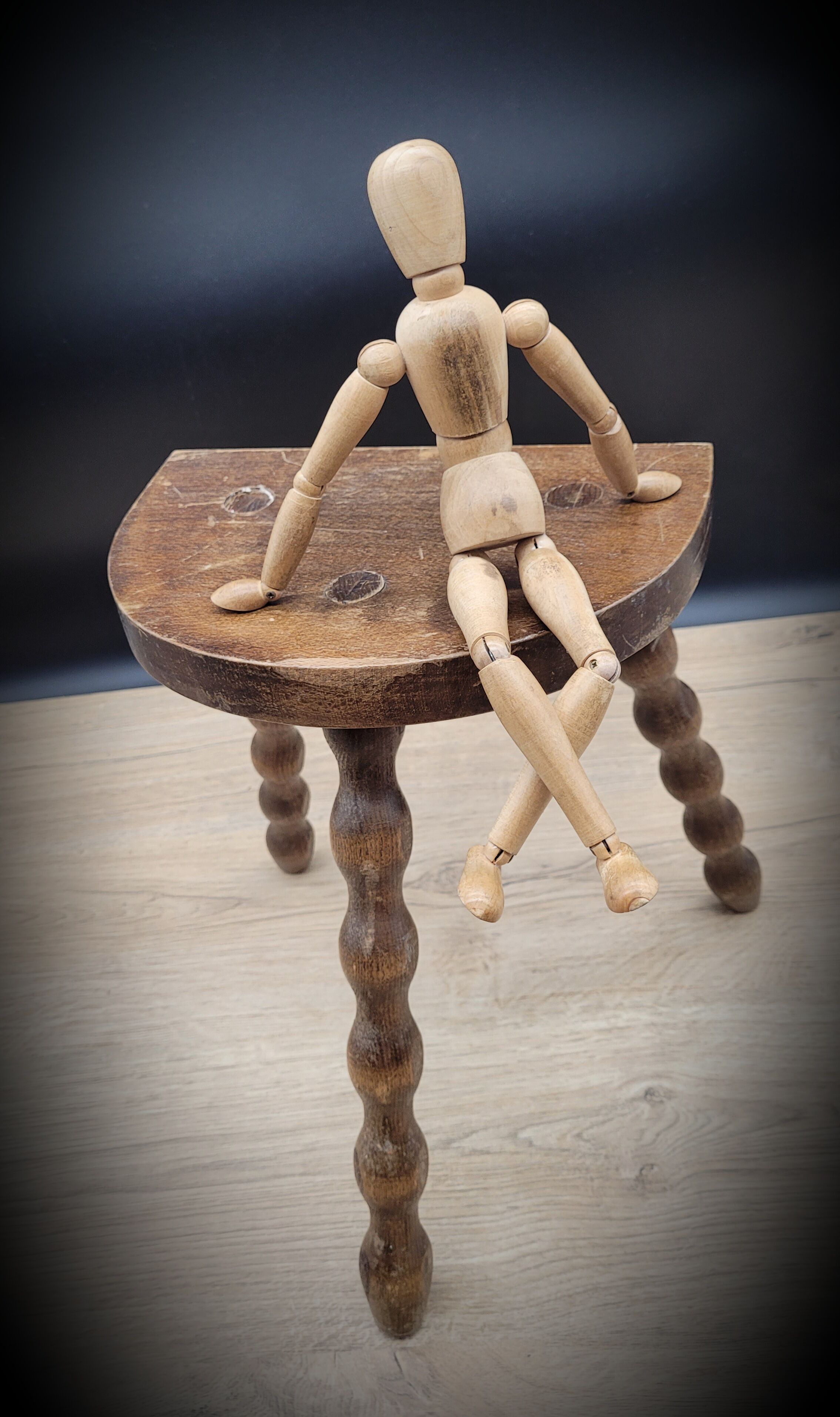 Half-round tripod stool feet balls