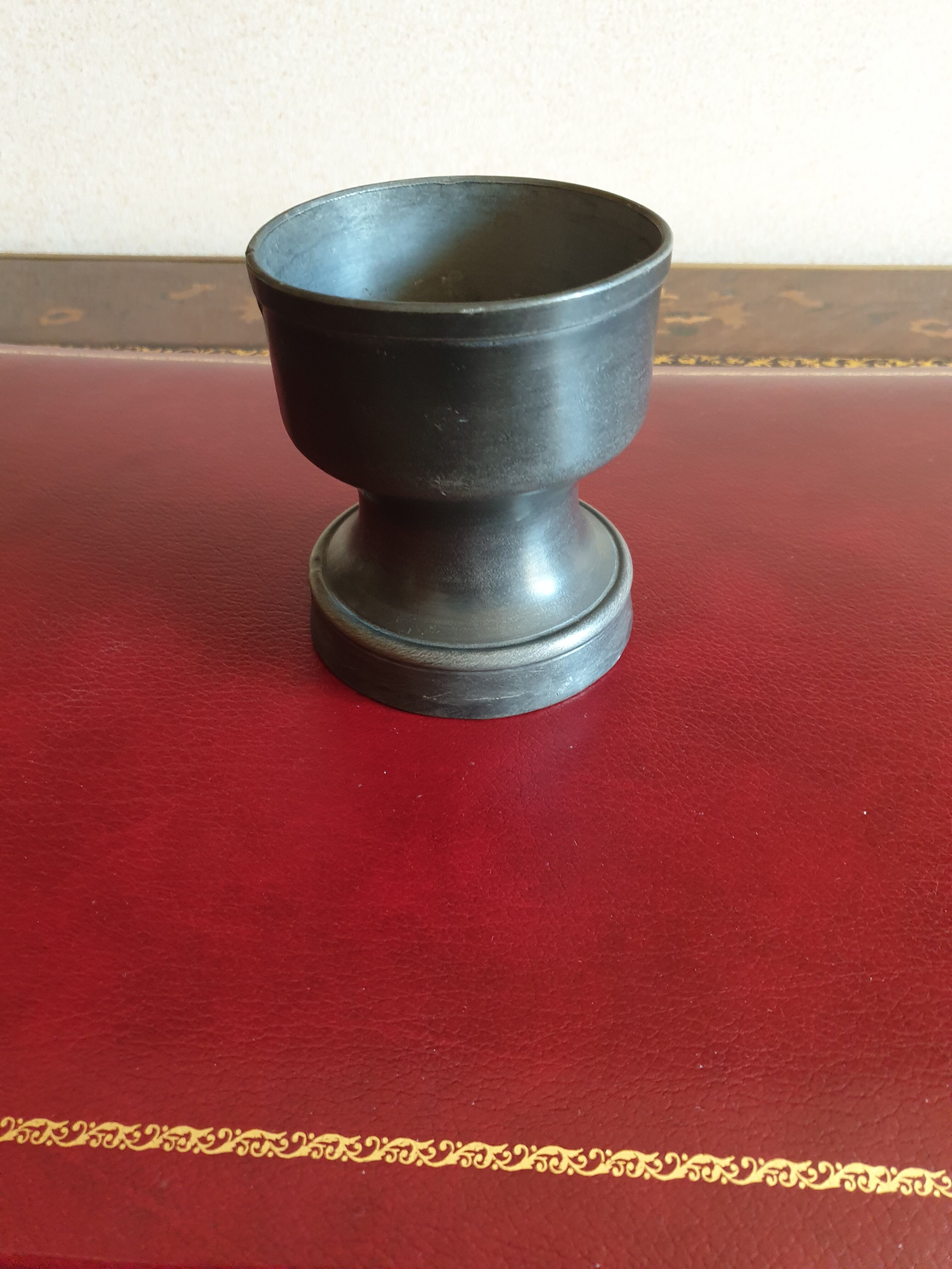 Tin candle holder for large candle