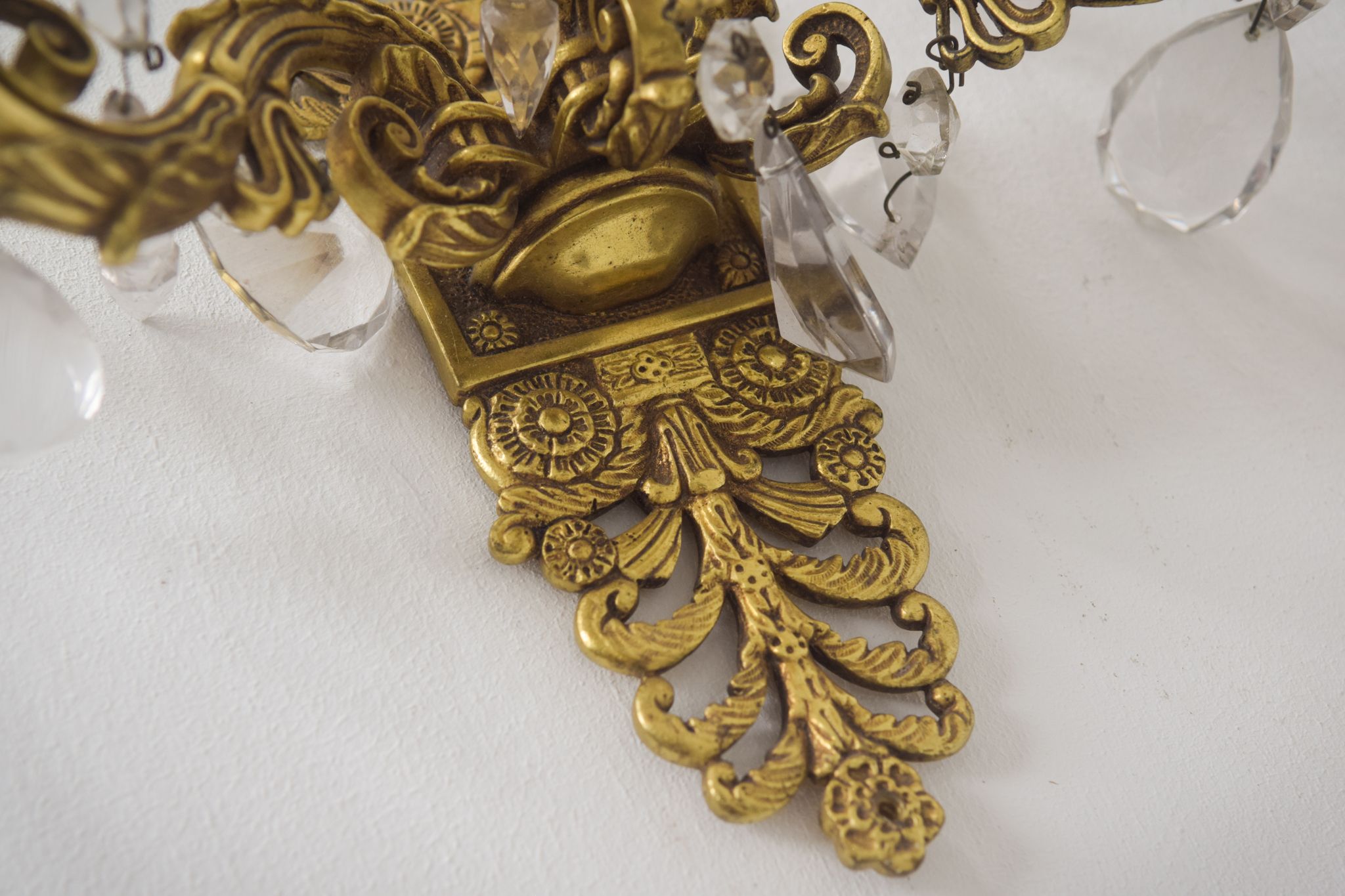 Deux appliques murales en bronze et en verre coupé