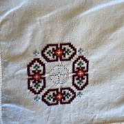 Linge de maison, nappe à thé brodée 6 serviettes vers 1960