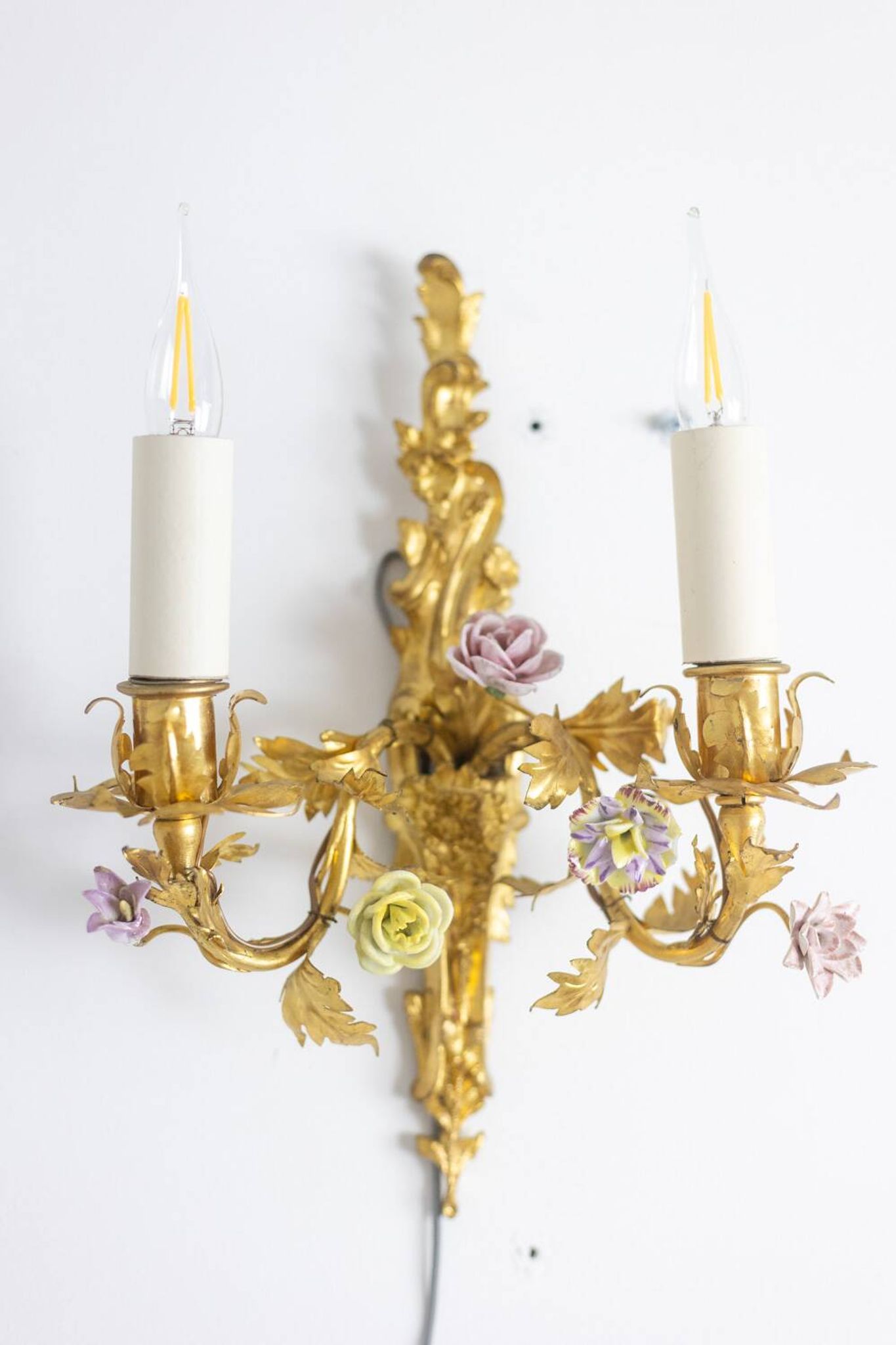 Paire d’appliques en bronze et à décor de fleurs. Circa 1880.