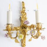 Paire d’appliques en bronze et à décor de fleurs. Circa 1880.