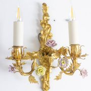 Paire d’appliques en bronze et à décor de fleurs. Circa 1880.