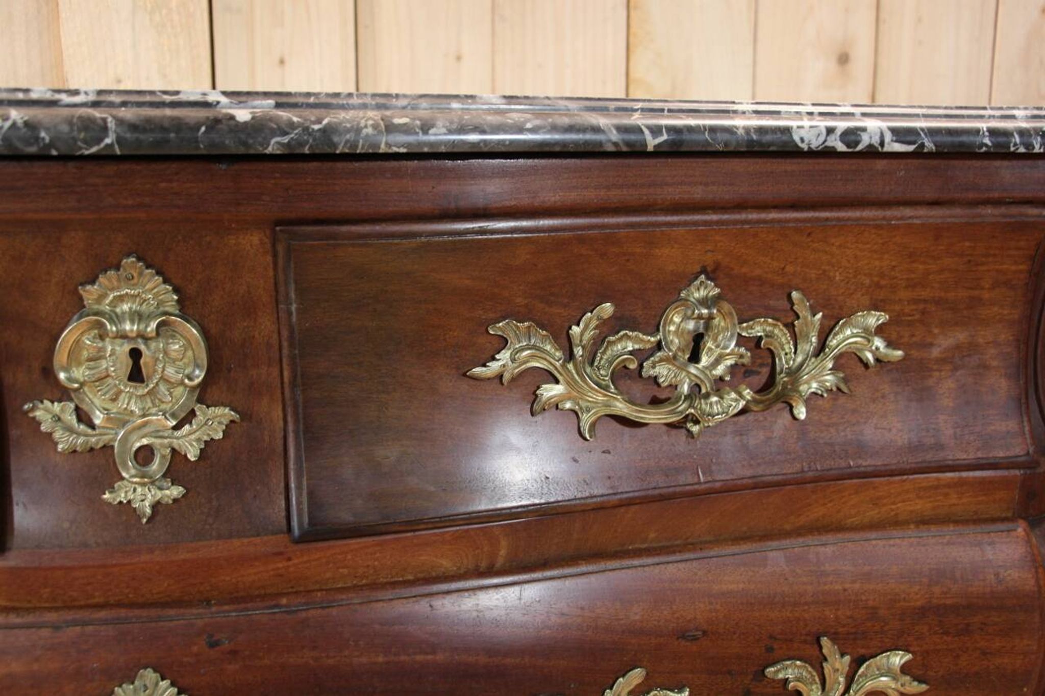 Commode tombeau début XVIIIème en acajou , travail de port