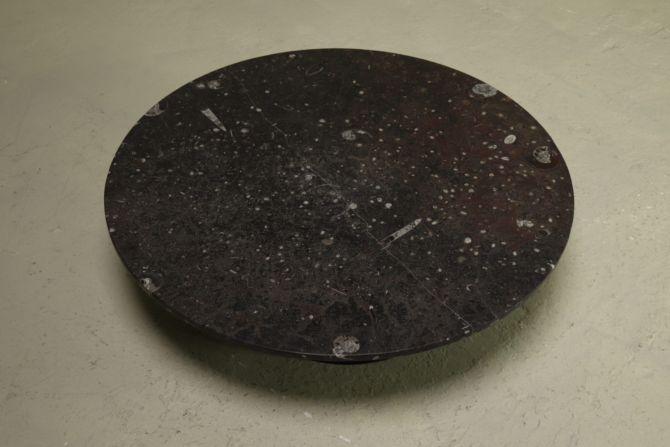 Table basse en pierre fossile rare et acier par Metaform années 1970