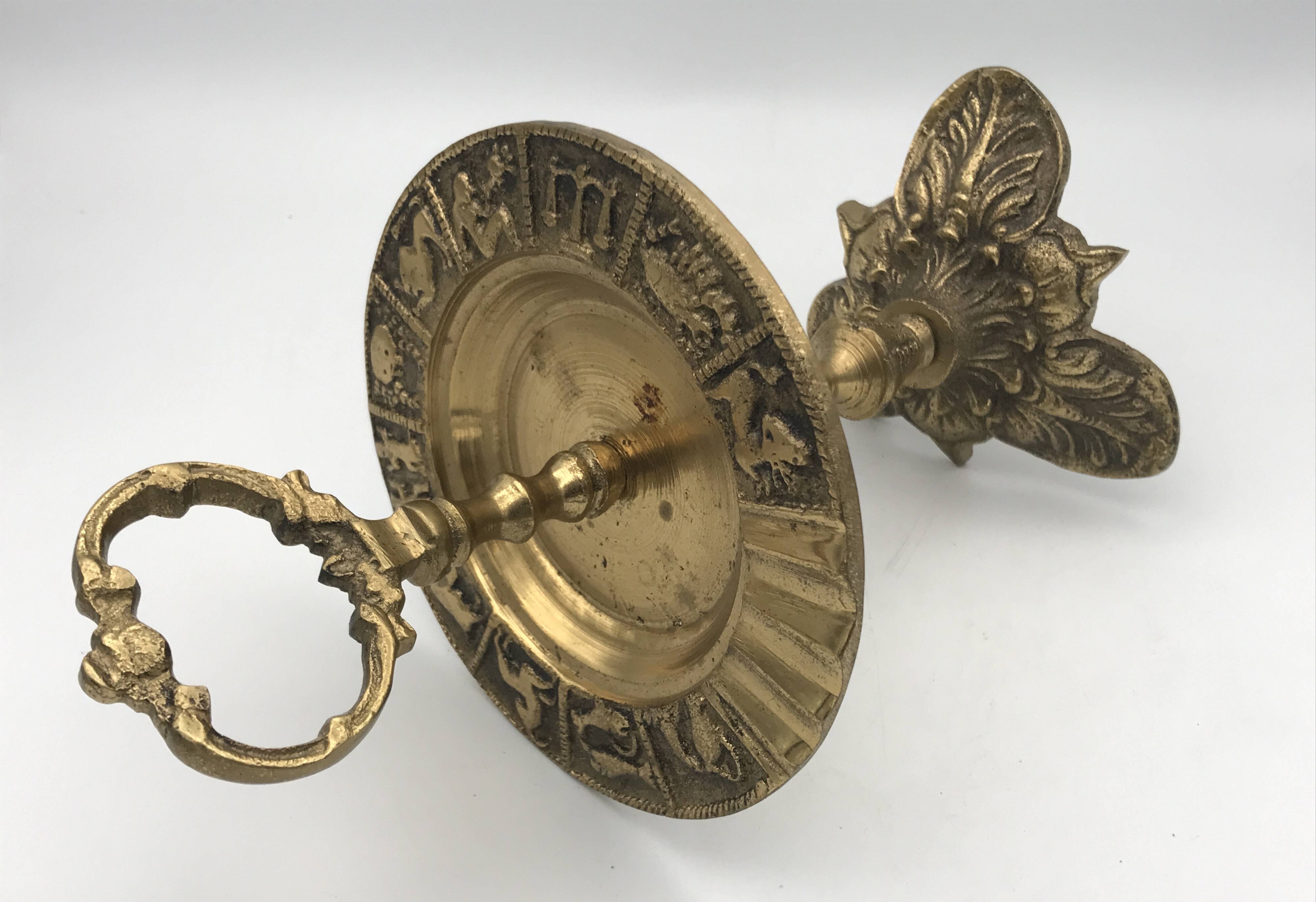 Cendrier sur pied en laiton massif vintage décor signes du zodiaque