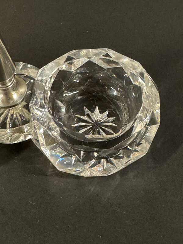 Salière double en cristal taillé signée Baccarat avec monture en métal