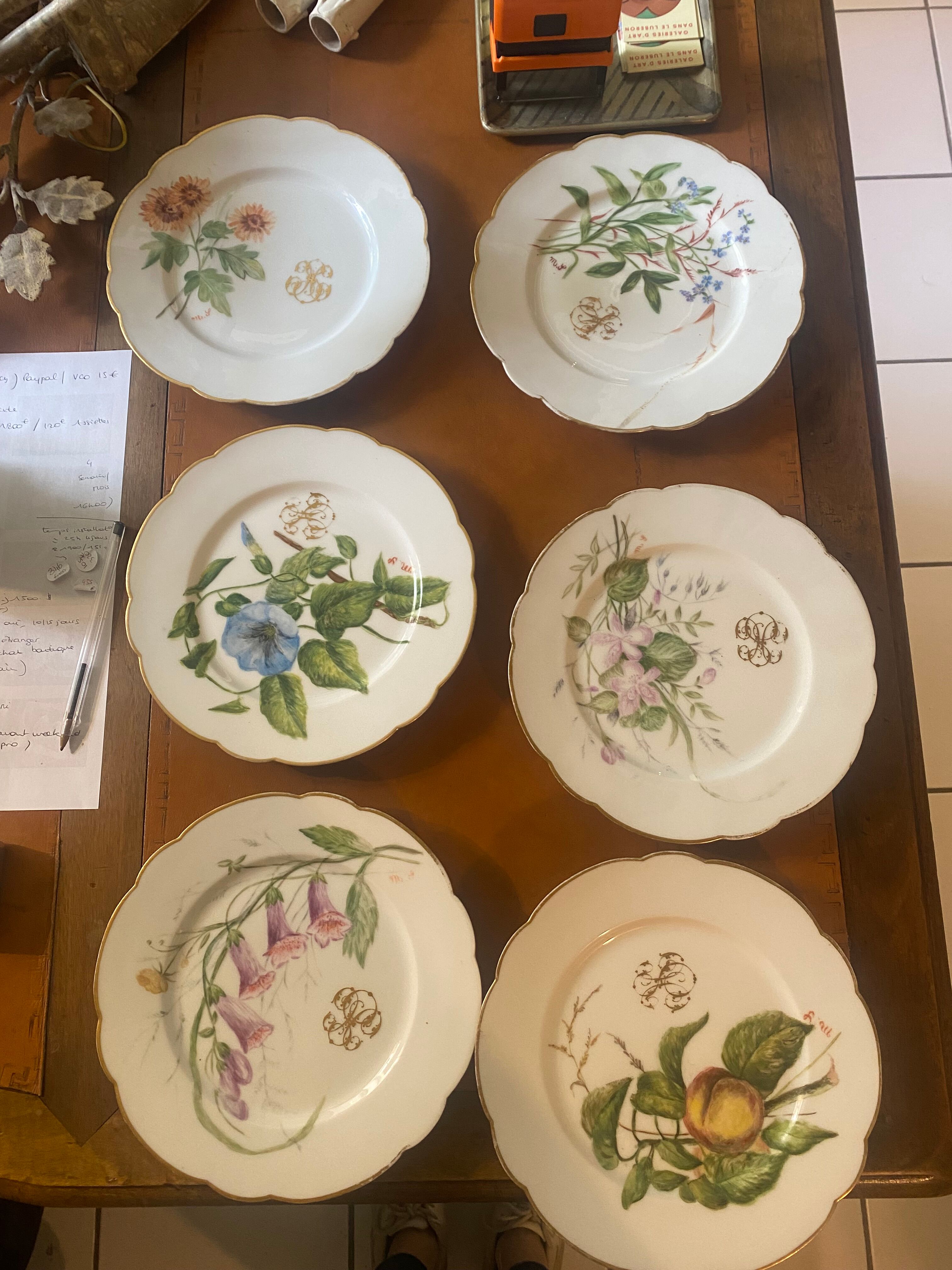 Set of plates with floral decorations