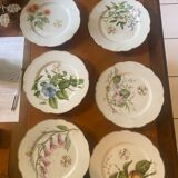 Set of plates with floral decorations