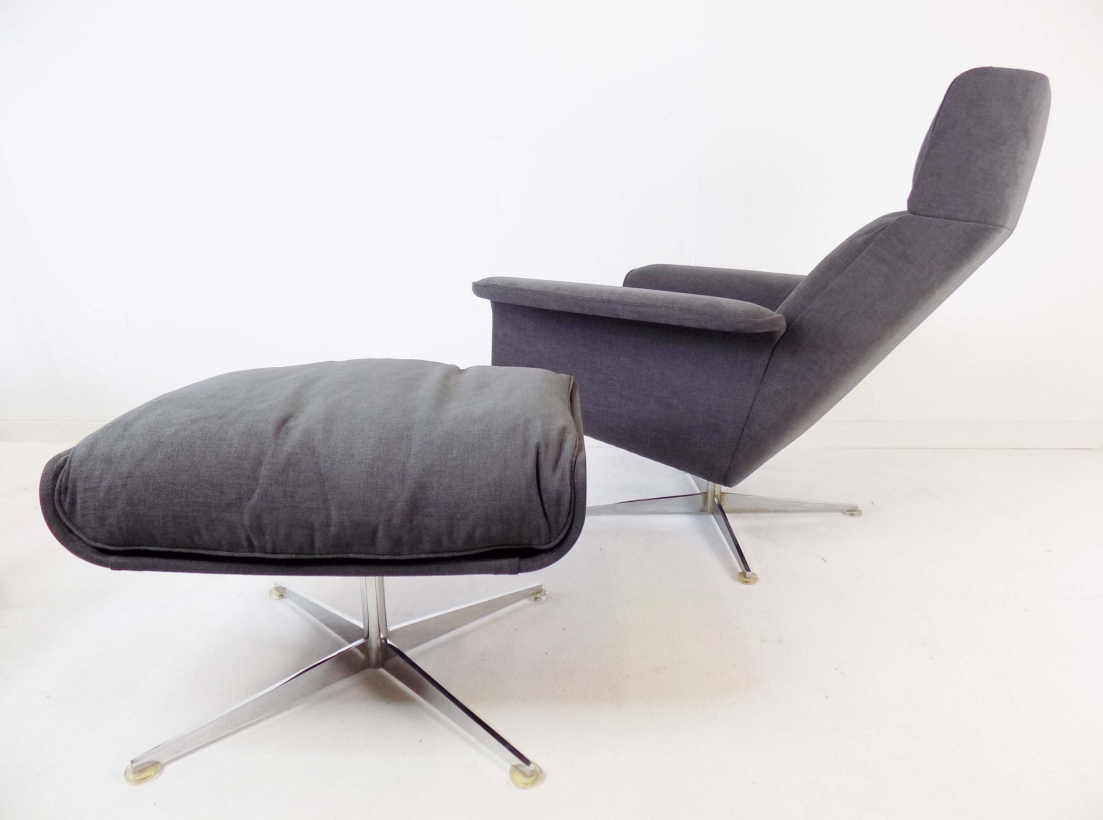 Fauteuil Kaufeld Siesta 62  grise avec pouf par Jacques Brule